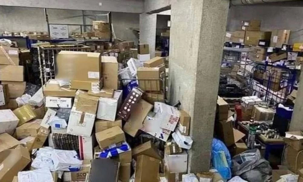 Καταγγελία: «Δείτε πως είναι πεταμένα τα δέματα σας, στις ταχυμεταφορικές»
